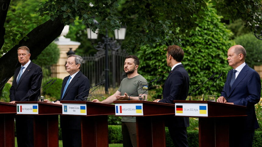 Париж, Берлин и Рим се обявиха за бърз прием на Украйна в ЕС, Макрон се закани да...