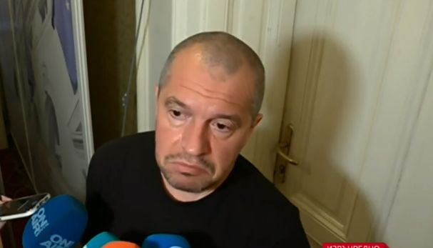 Линчуваният Тошко Йорданов хвърли бомба за Петков: Днес в НС се счупи да пише SMS-и на... 