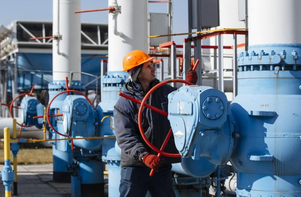 Енергиен експерт обясни каква невъзможна оферта за газа е подписал Петков