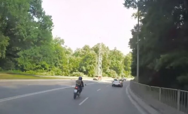 Това ли е най-нелепата катастрофа с мотор в София? ВИДЕО