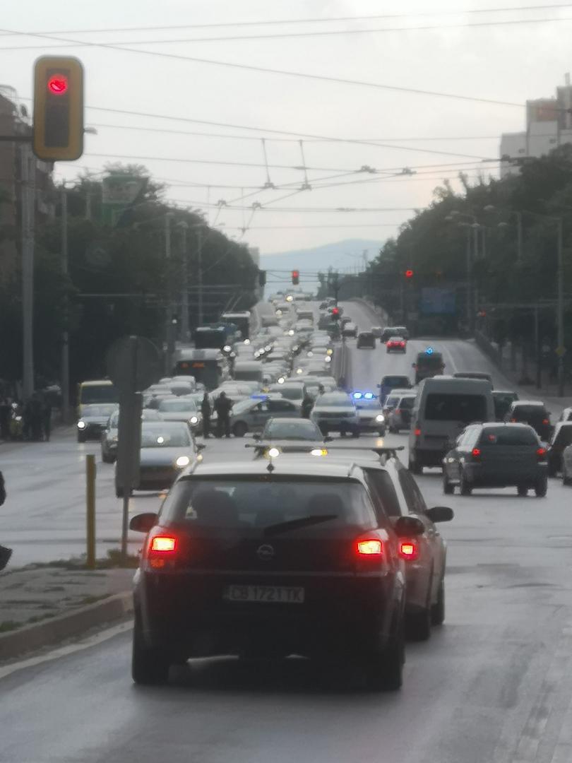 Страшно меле до "Орион" в София, летят патрулки СНИМКА 