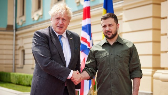 Борис Джонсън цъфна на изненадващо посещение в Киев