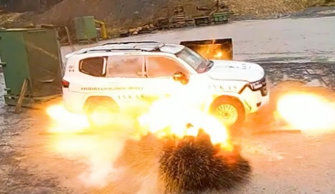 Зрелищни ВИДЕА: Взривиха и обсипаха с куршуми бронирана Toyota