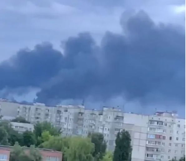 Огромни черни стълбове дим над Кременчуг след ракетни удари тази сутрин, горят... 