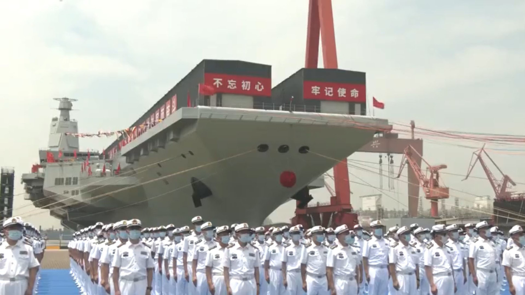 Китай спусна на вода огромен самолетоносач със система за катапултиране СНИМКИ