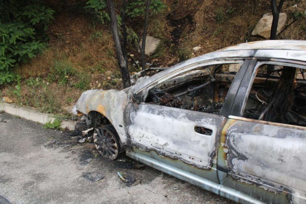 Кола изгоря до неузнаваемост край Симитли СНИМКИ 