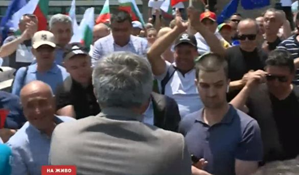 Карадайъ отиде при протестиращите срещу Петков и... СНИМКИ
