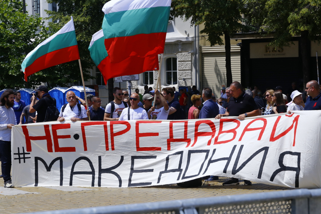 Напрежението се покачва: Три протеста срещу правителството на Петков под прозорците на парламента СНИМКИ