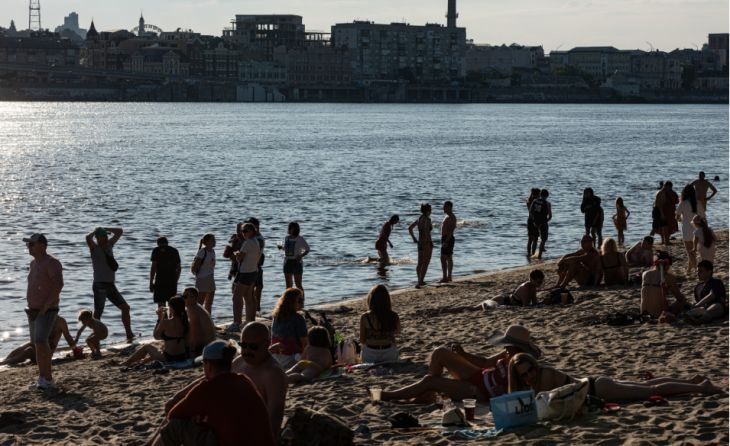 Украинци обясниха защо по време на война плажът в Киев е претъпкан СНИМКИ