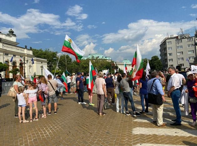 Пак се почна: Блокада пред НС, граждани зоват Петков за оставка 