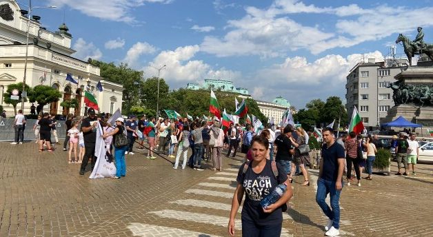 Пак се почна: Блокада пред НС, граждани зоват Петков за оставка 