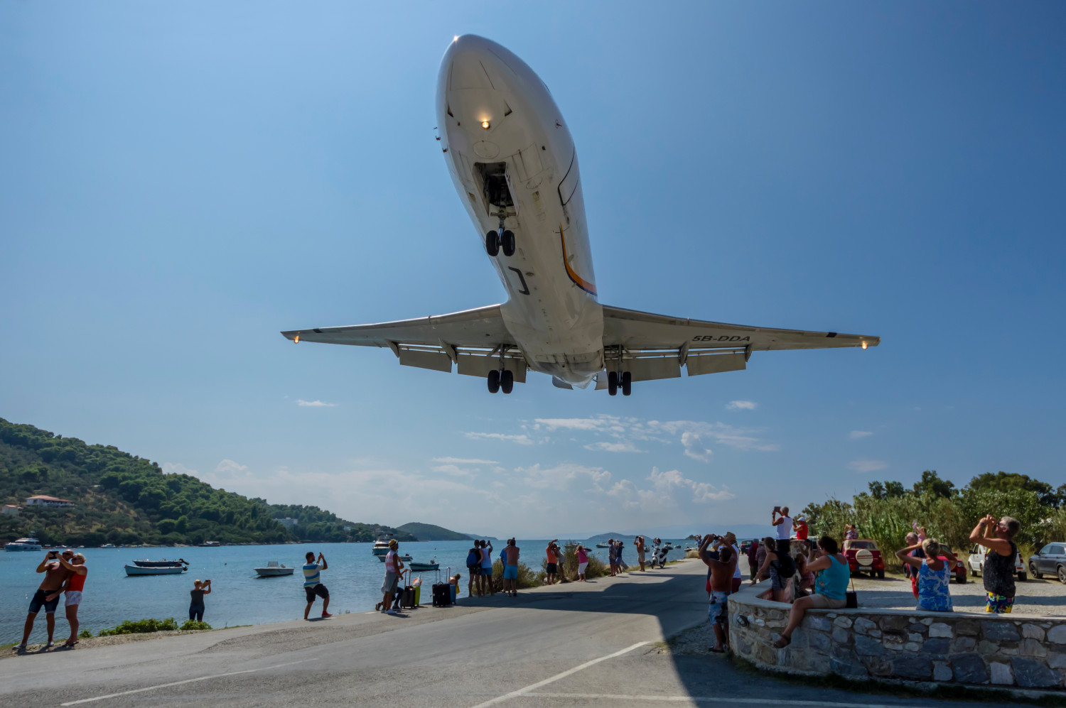 Самолет отнесе турист на най-опасното летище в Гърция