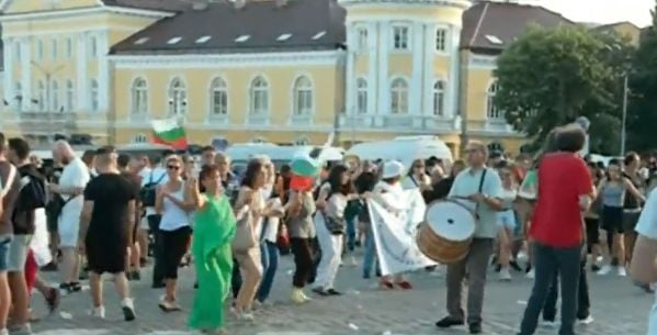 Не е за вярване какво се случи на протеста срещу кабинета след вота СНИМКИ 