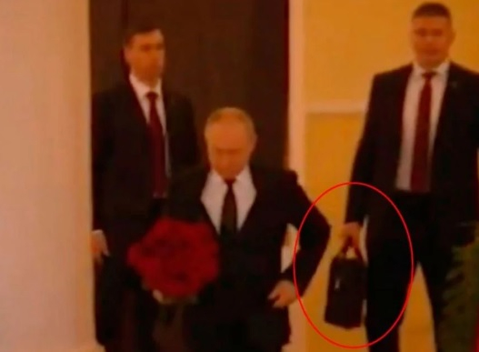 Откриха прострелян охранител на Путин, носил "ядреното куфарче"