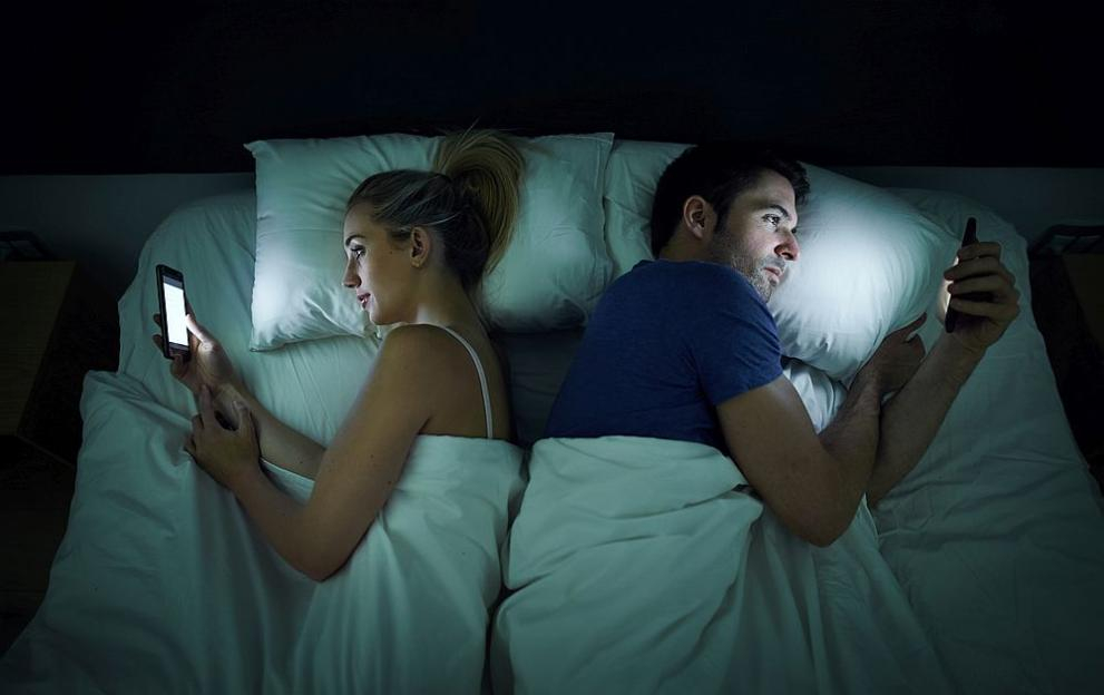 Огромните вреди, които причиняват смартфоните, ако ги ползвате преди сън