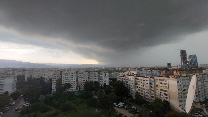 Мощна буря удари София и няма да е последната за днес ВИДЕО