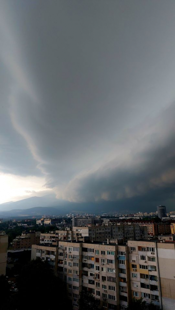 Мощна буря удари София и няма да е последната за днес ВИДЕО