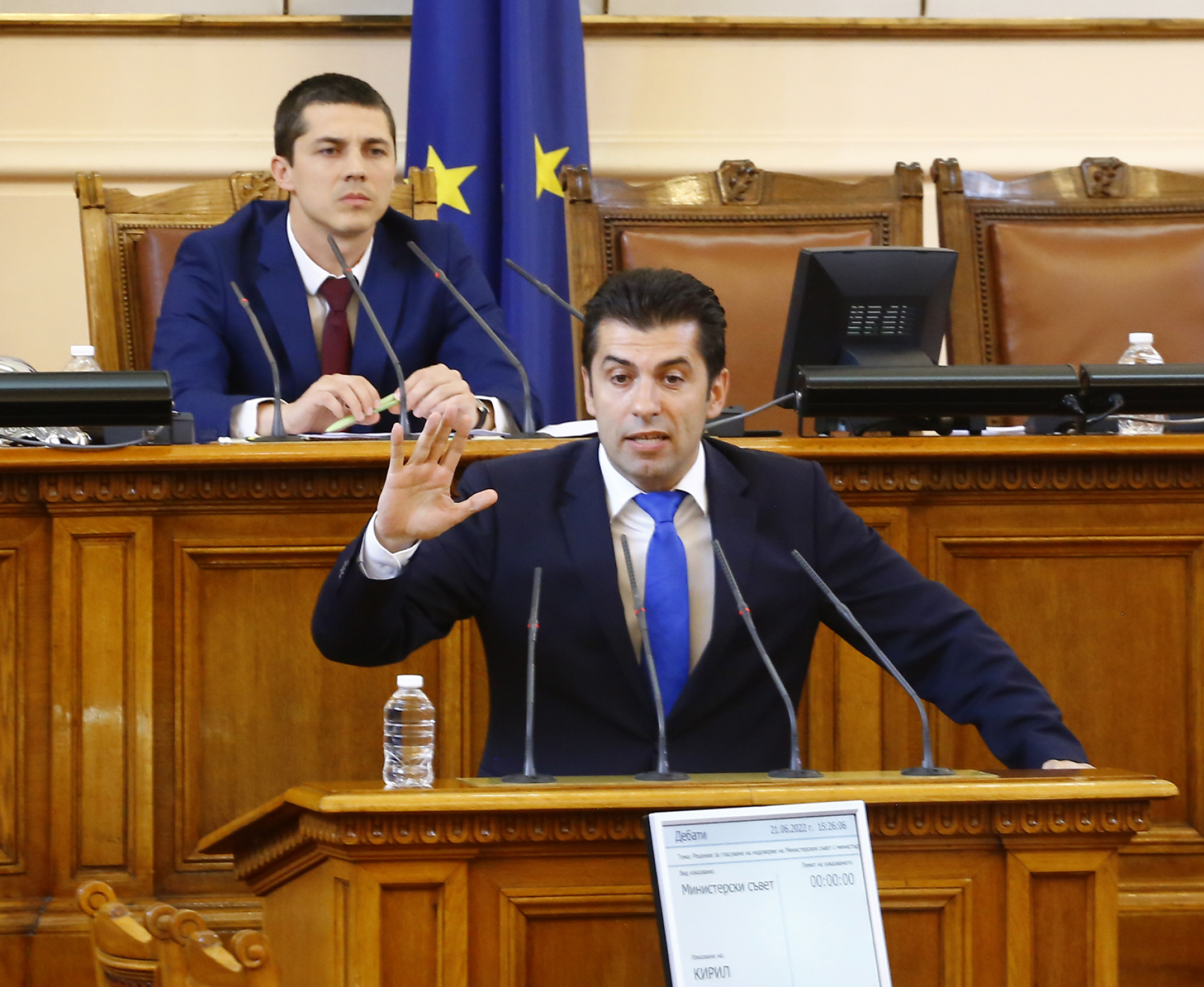 България ври и кипи, а Петков се оправдава със сламени чиновници и брокери