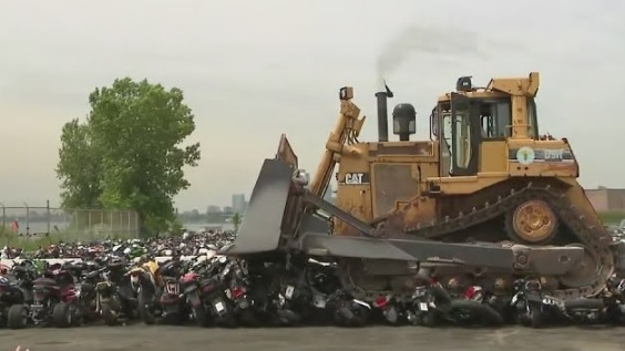 Зрелищни ВИДЕА: Булдозер унищожи брутално стотици мотоциклети