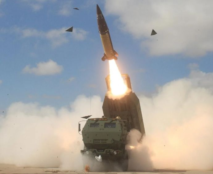 ВИДЕО от войната: Украинците показаха как поразяват руски части с американските ракети HIMARS