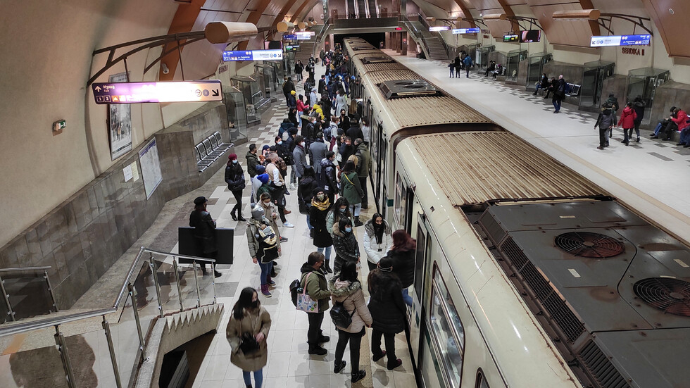 Извънредна ситуация в метрото в София, евакуират пътници