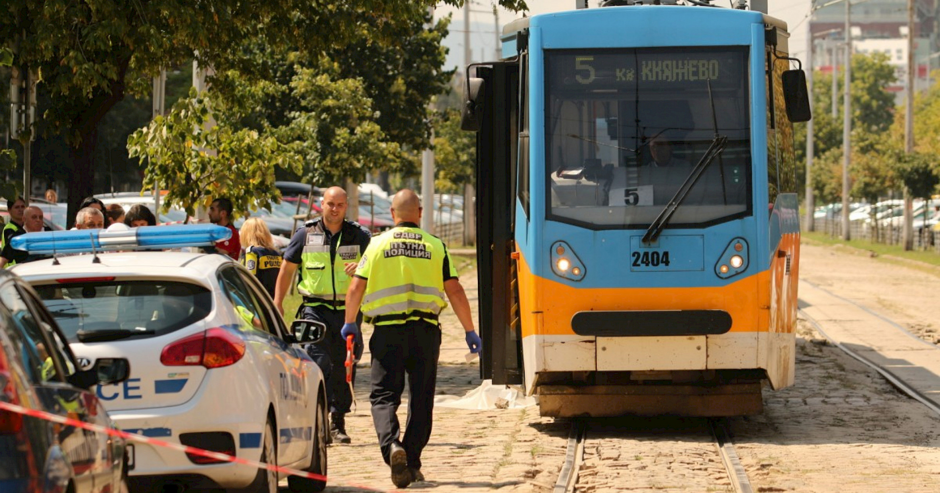 Нещо страшно се случи в мотриса на трамвай 20 в София, линейка фучи с момиче