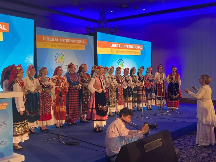 Конгресът на световните либерали в София започна с народни песни ВИДЕО