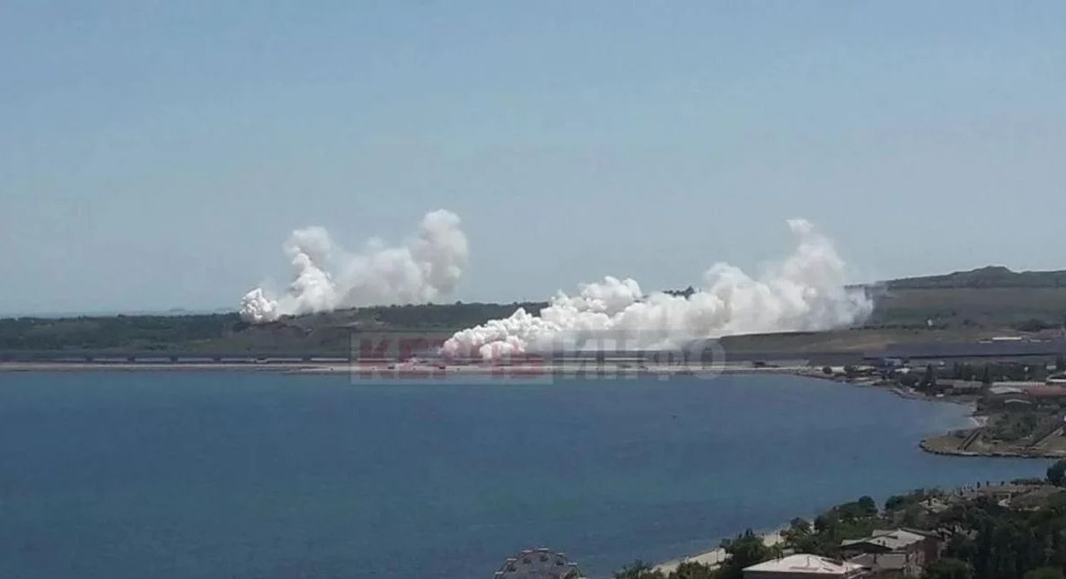Какво се случва: Огромни облаци от дим затулиха Кримския мост ВИДЕО