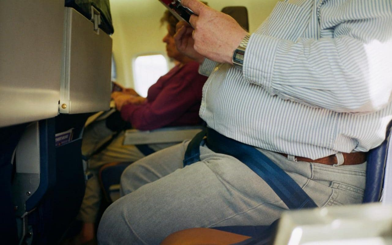 Ако седите до много дебел пътник в самолета, направете това