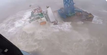 Неописуем ужас в Южнокитайско море: Тайфун разцепи кораб, а после... ВИДЕО