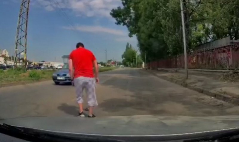 Шофьор спря и направи задръстване в Плевен, но причината се оказа изумителна ВИДЕО