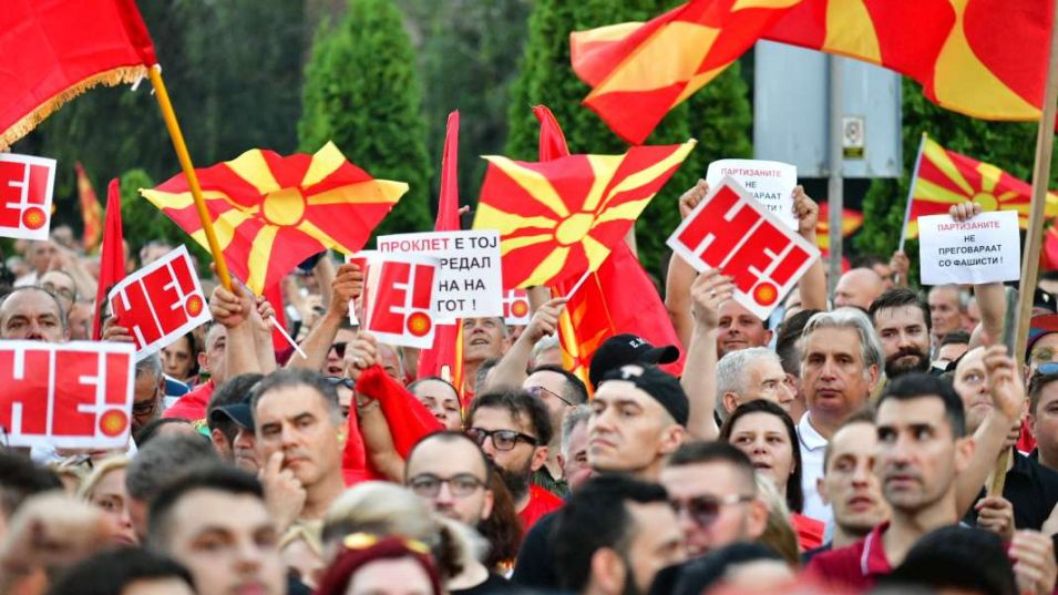 Хиляди протестираха в Скопие заради френското предложение:"Не преговараме со фашисти" СНИМКИ