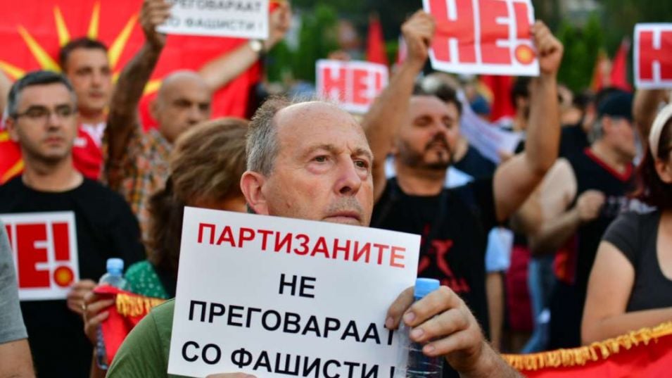 Хиляди протестираха в Скопие заради френското предложение:"Не преговараме со фашисти" СНИМКИ