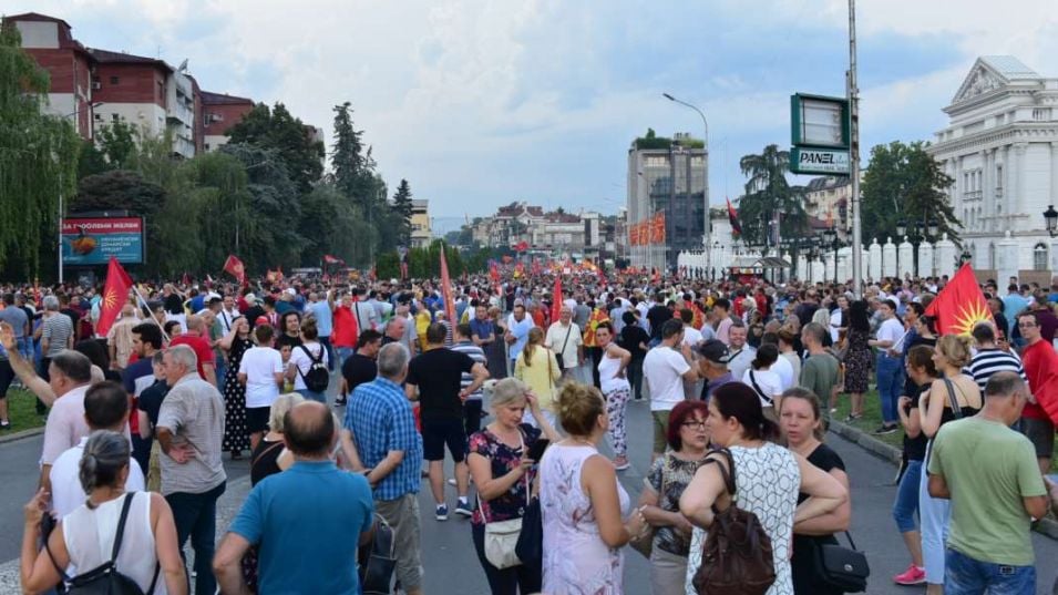 Хиляди протестираха в Скопие заради френското предложение:"Не преговараме со фашисти" СНИМКИ