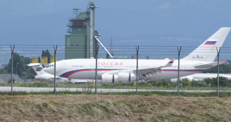 Първият руски самолет очаква изгонените дипломати всеки момент да се качат на борда СНИМКИ