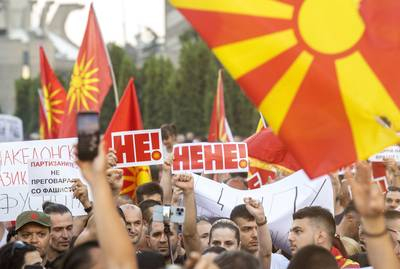 Пендаровски клекна на френската оферта, мощен протест разтърси Скопие СНИМКИ 