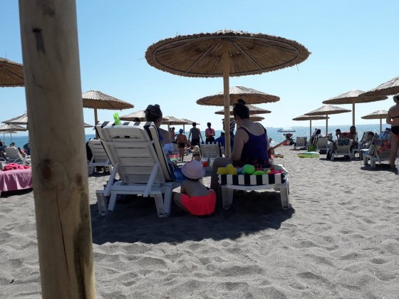 Бесен летовник разкри как са го оскубали с безплатен чадър на плажа в Бургас