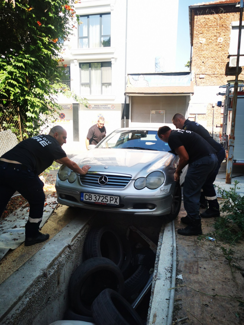 Колата на 77- г. Цветан от Пловдив пропадна в канал, а после се случи нещо неочаквано СНИМКИ