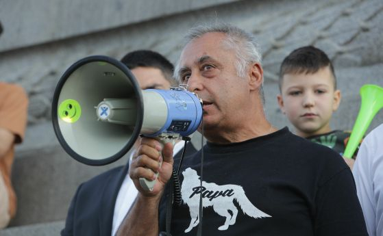 Семейни афери: Бащата на Кирил Петков му дири депутати в СДС