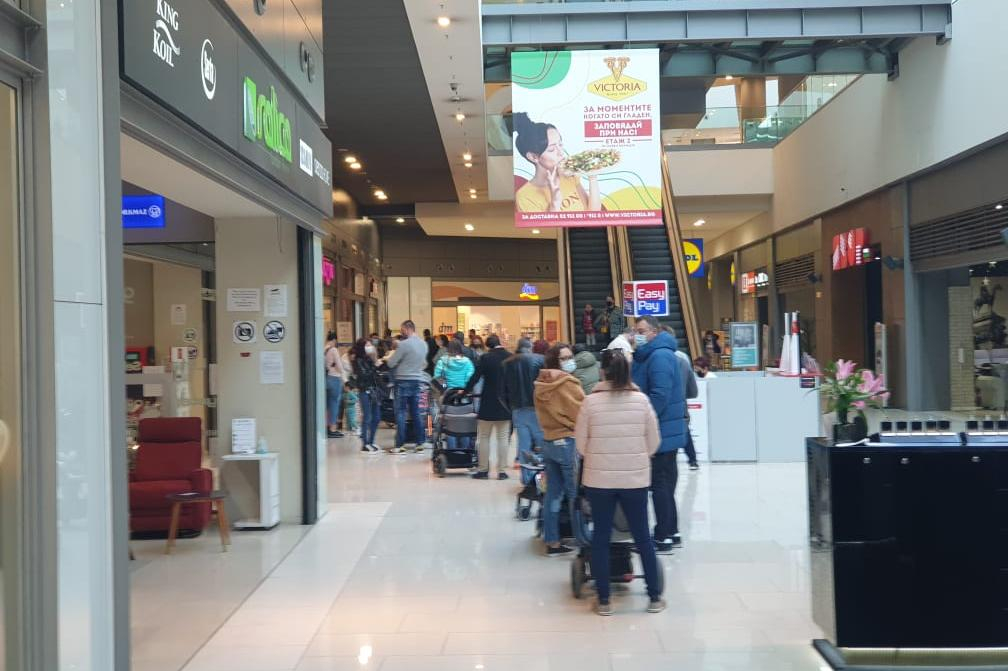 Евакуация в столичен мол, вият сирени