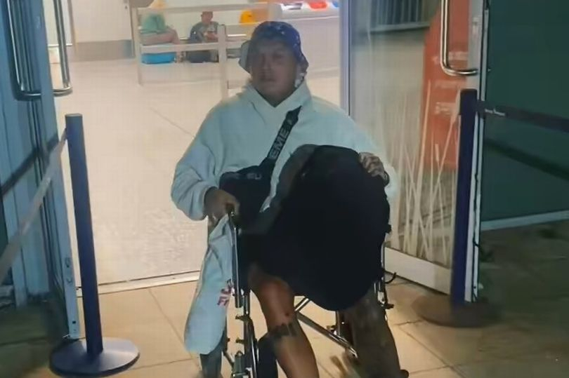 Турист в инвалидна количка отиде на турско летище и мрежата го попиля ВИДЕО