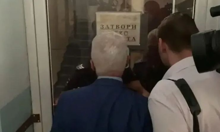 Сидеров влезе в I РУ, за да дири полицайката Симона! Арестуваха го ВИДЕО