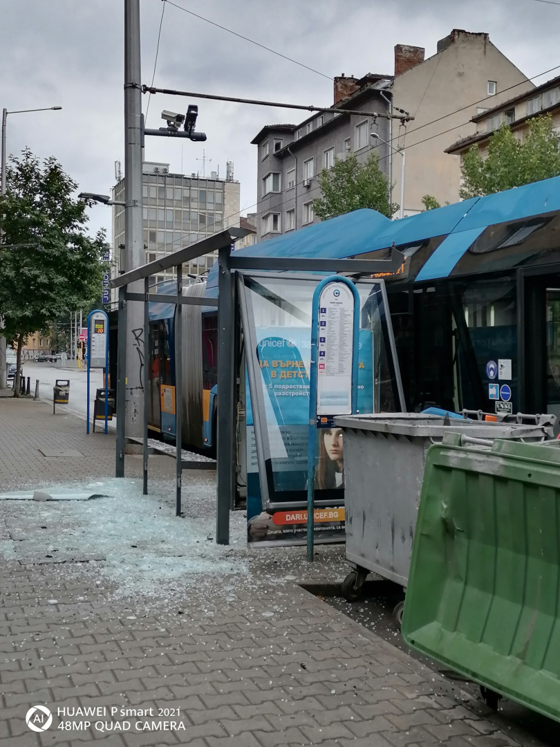 Първо в БЛИЦ! Зрелищно меле в центъра на София! Такова нещо не се бе случвало СНИМКИ