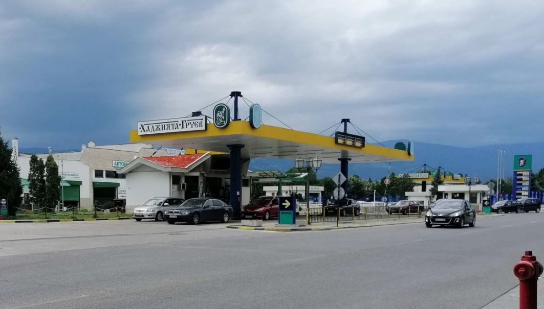 Опашки за евтино гориво се вият в Пловдив! Някои празнуват, а други негодуват СНИМКИ