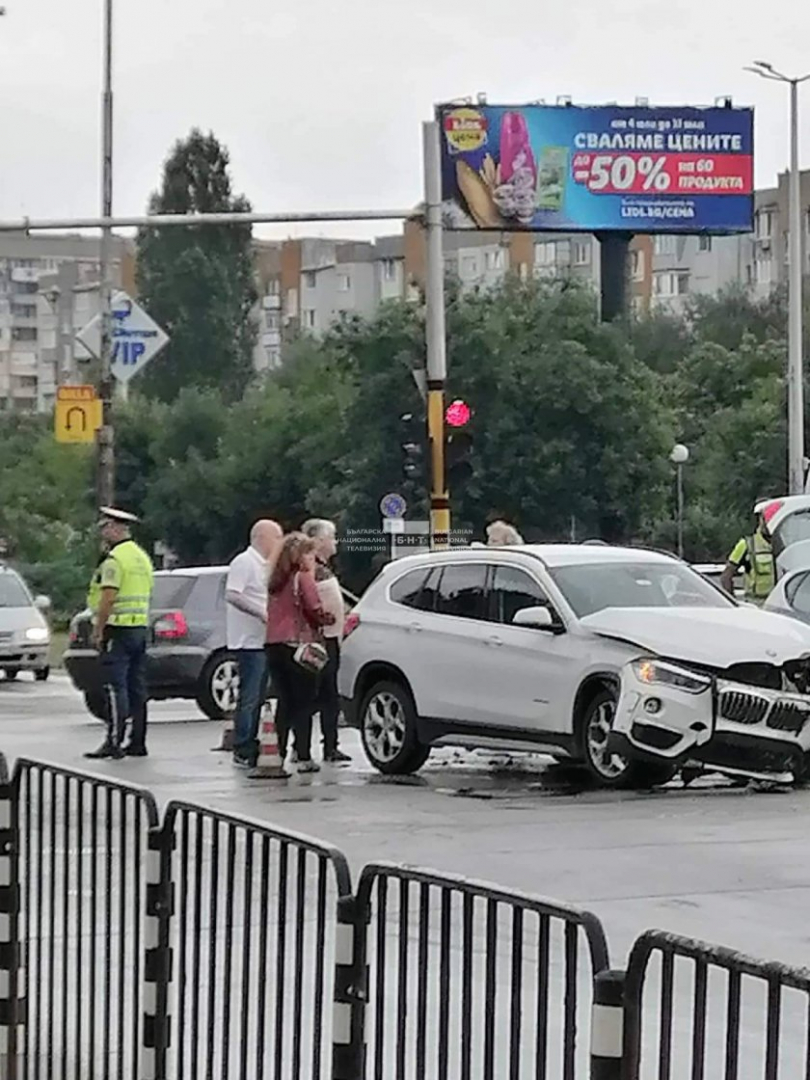 Съпругата на Рашков катастрофира на столичен булевард, бил ли е с нея министърът СНИМКИ