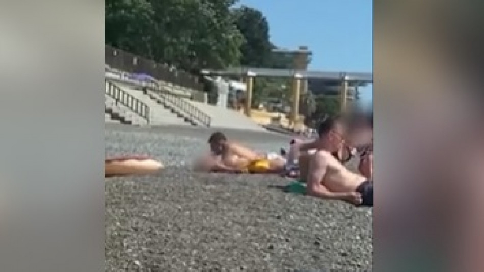 Спор в мрежата след 18+ ВИДЕО на гола туристка на плаж