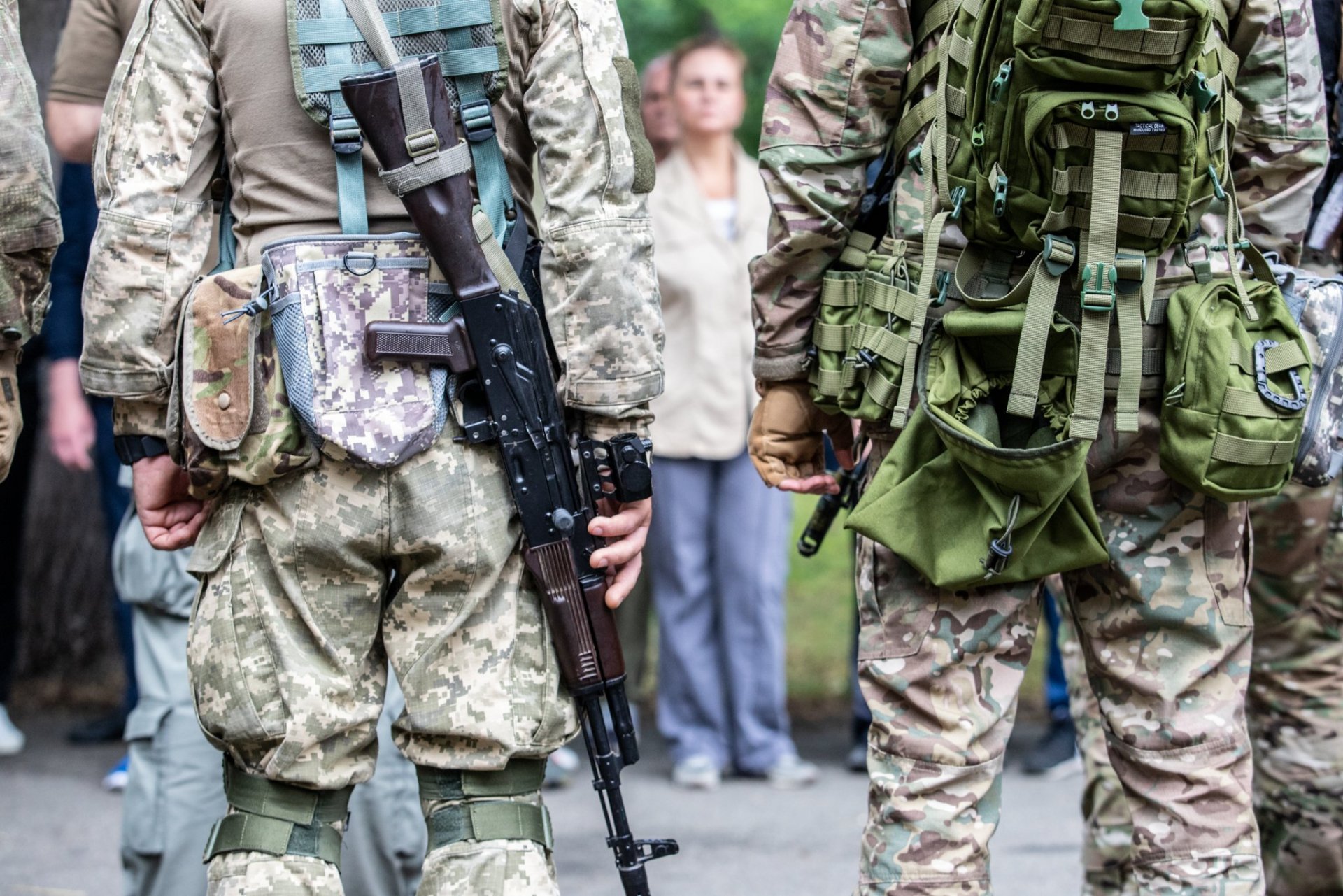 Цивилните в Киев на военно учение, стрелят по врагове