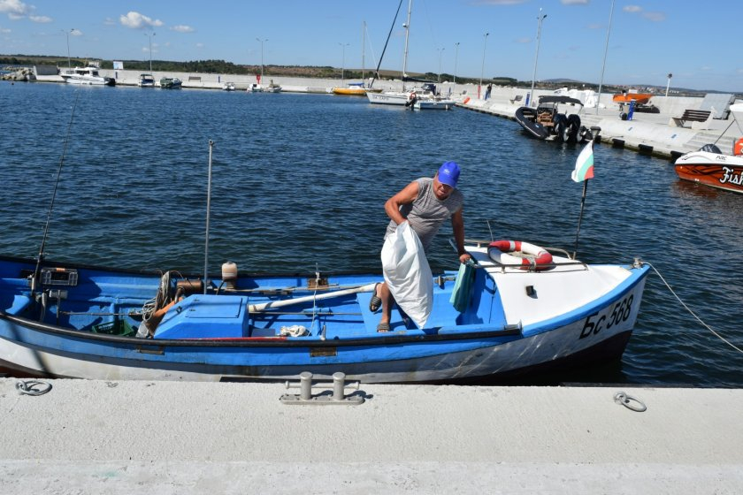 Рибарите от Ченгене скеле на бунт заради подаръка, който Сандов направи на Петков