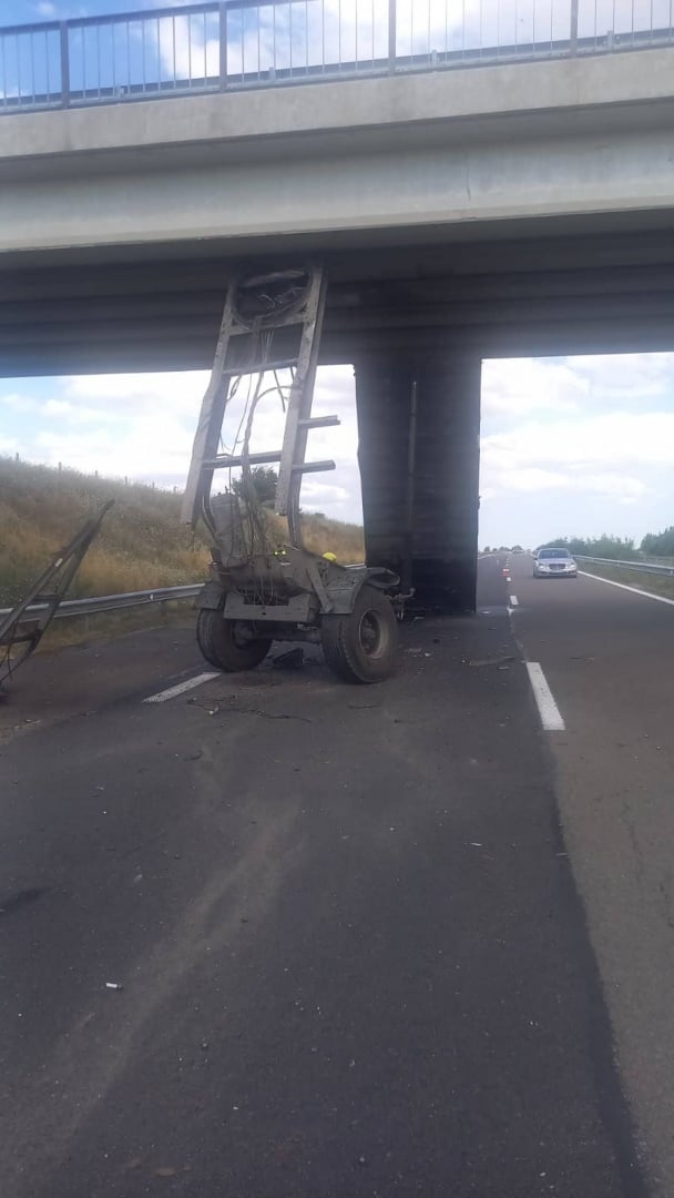 Тир се разцепи зрелищно при опит да мине под мост на АМ "Тракия СНИМКИ