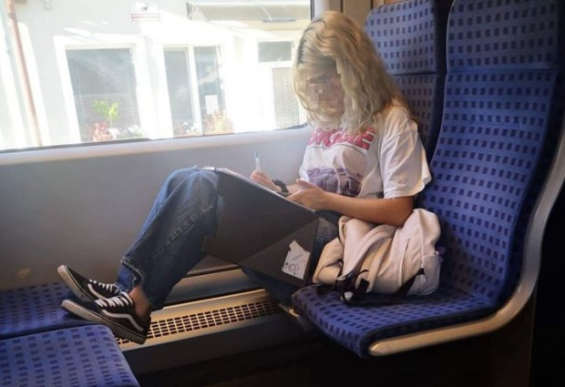 Мрежата настръхна заради СНИМКА на девойка с вдигнати крака във влак на БДЖ